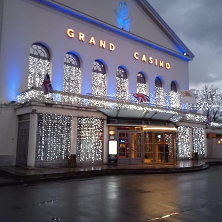 Au Charme Du Lac Espace Bien Etre Et Piscine Chauffe Proche Parc Et Restaurant Du Casino 弗尔黎祖 外观 照片