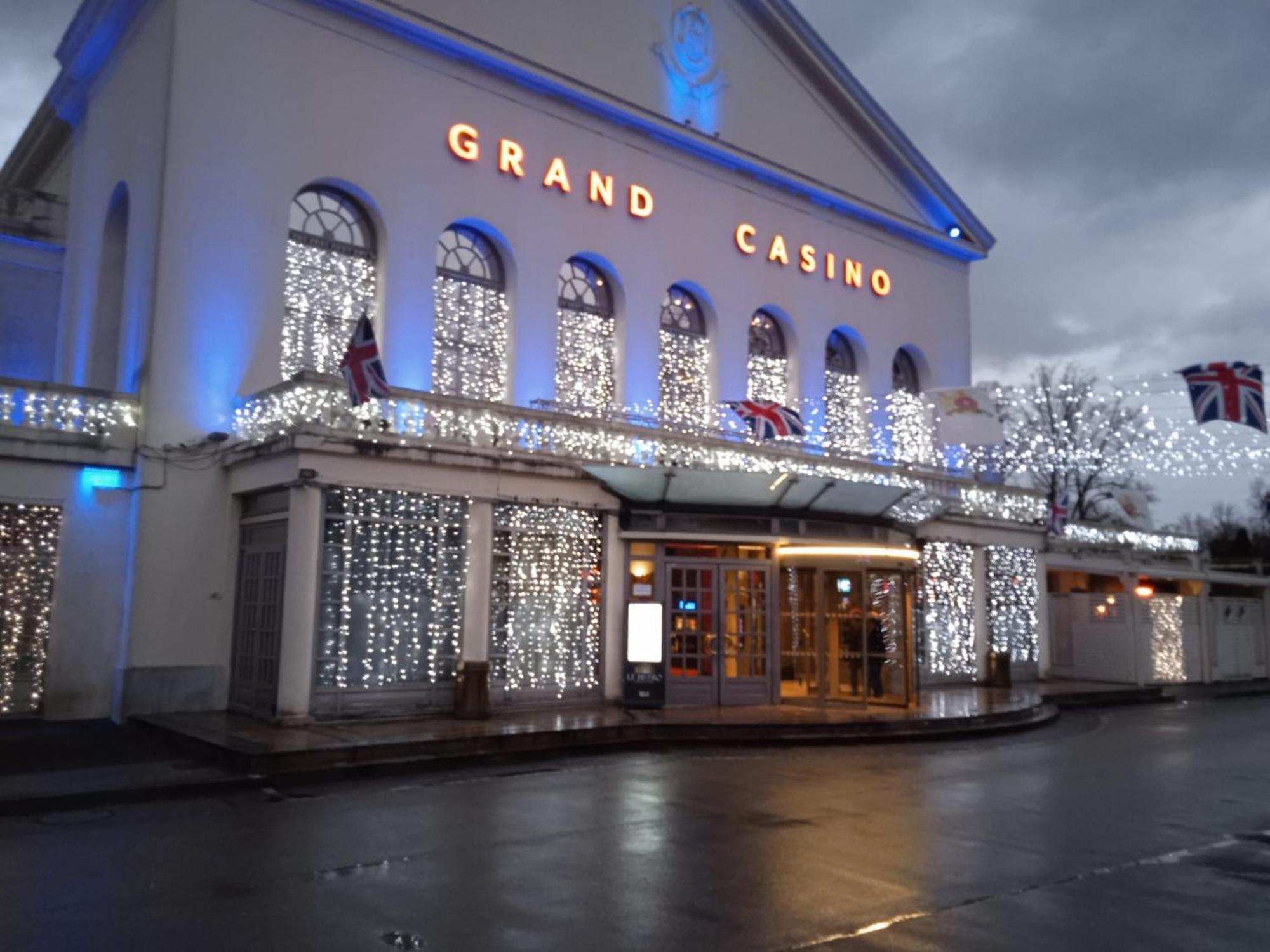 Au Charme Du Lac Espace Bien Etre Et Piscine Chauffe Proche Parc Et Restaurant Du Casino 弗尔黎祖 外观 照片